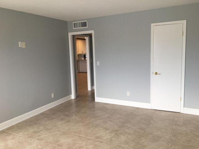 309 LAKE Circle 202, North Palm Beach, FL 33408
