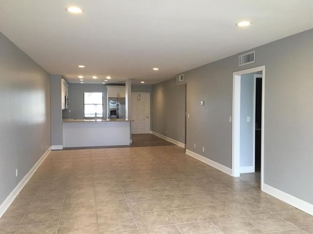 309 LAKE Circle 202, North Palm Beach, FL 33408