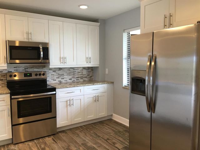 309 LAKE Circle 202, North Palm Beach, FL 33408