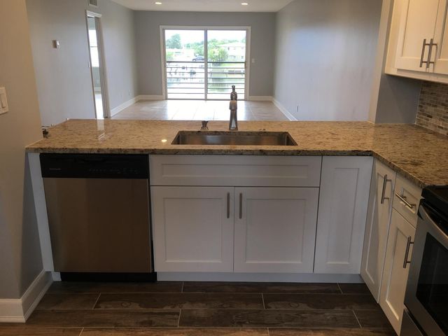 309 LAKE Circle 202, North Palm Beach, FL 33408
