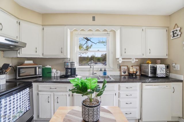 9113 Geiser Road, Holland, OH 43528