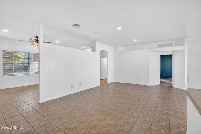 7520 W SOUTHGATE Avenue, Phoenix, AZ 85043