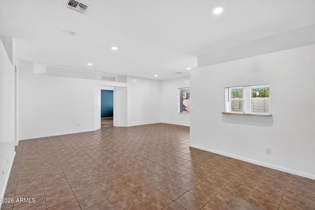 7520 W SOUTHGATE Avenue, Phoenix, AZ 85043