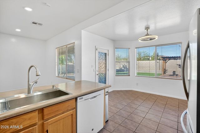 7520 W SOUTHGATE Avenue, Phoenix, AZ 85043