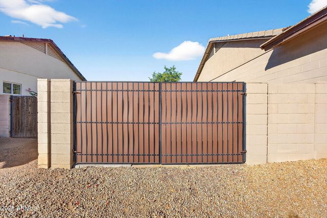 7520 W SOUTHGATE Avenue, Phoenix, AZ 85043