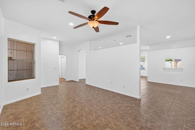 7520 W SOUTHGATE Avenue, Phoenix, AZ 85043