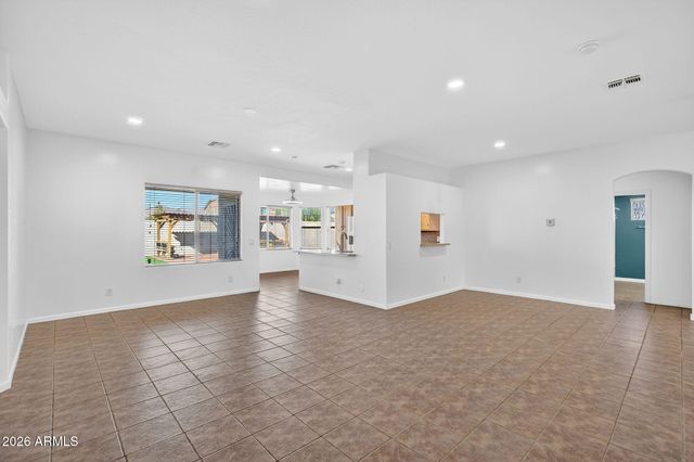 7520 W SOUTHGATE Avenue, Phoenix, AZ 85043