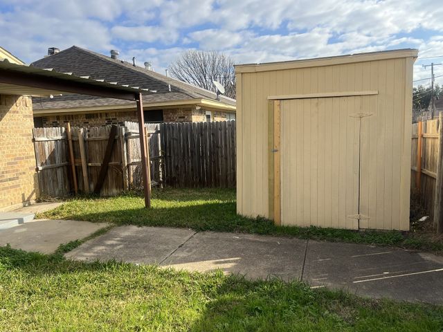 215 Christina Place, Grand Prairie, TX 75051