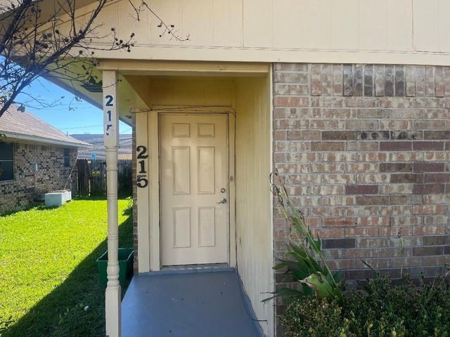 215 Christina Place, Grand Prairie, TX 75051