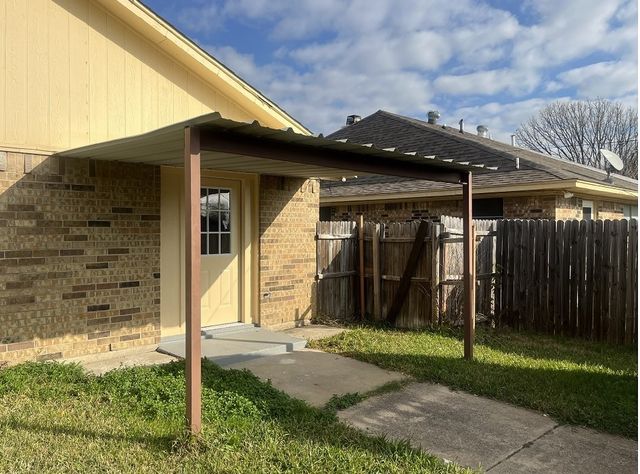 215 Christina Place, Grand Prairie, TX 75051