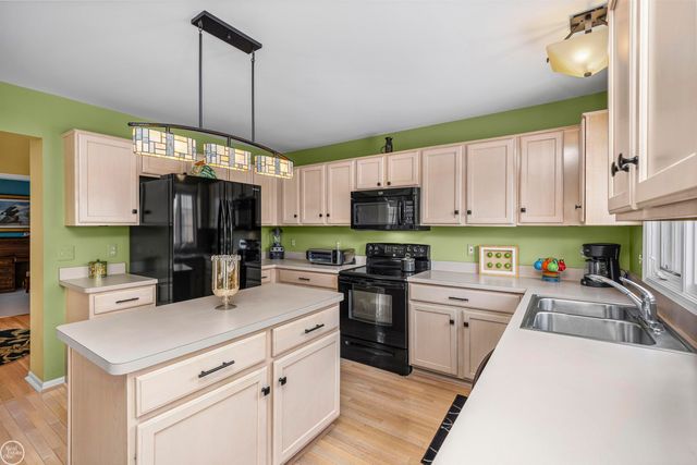 2800 Marissa Way, Shelby Twp, MI 48316