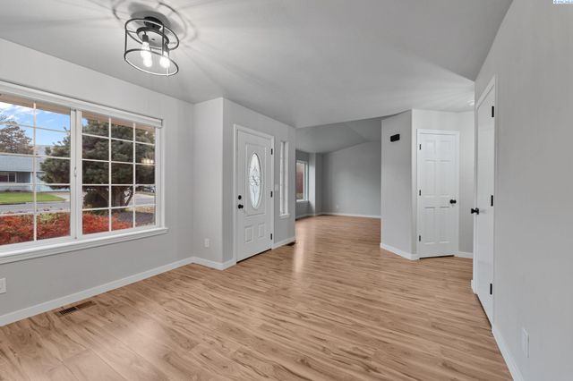 2102 W 37th, Kennewick, WA 99337