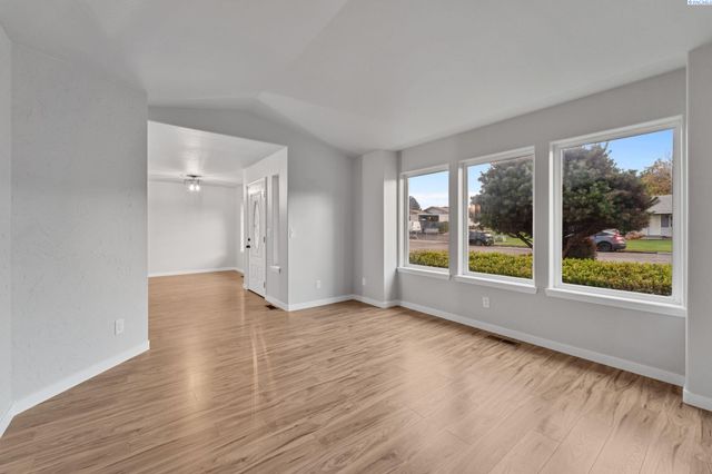 2102 W 37th, Kennewick, WA 99337