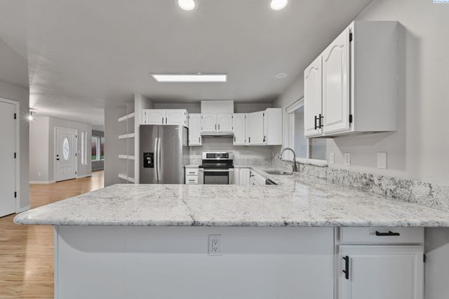 2102 W 37th, Kennewick, WA 99337