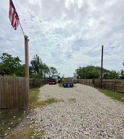 715 9th Street, San Leon, TX 77539