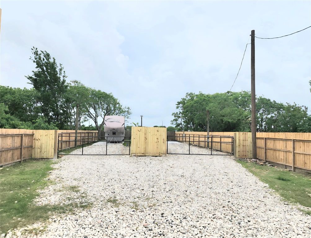 715 9th Street, San Leon, TX 77539