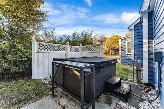 1052 Providence Rd, Northbridge, MA 01588