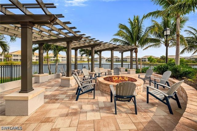 257 Indies DR E 202, Naples, FL 34114