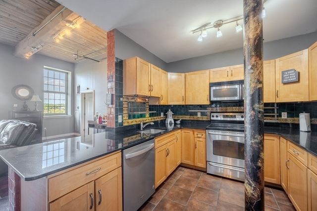 52 Lawrence Dr M408, Lowell, MA 01854