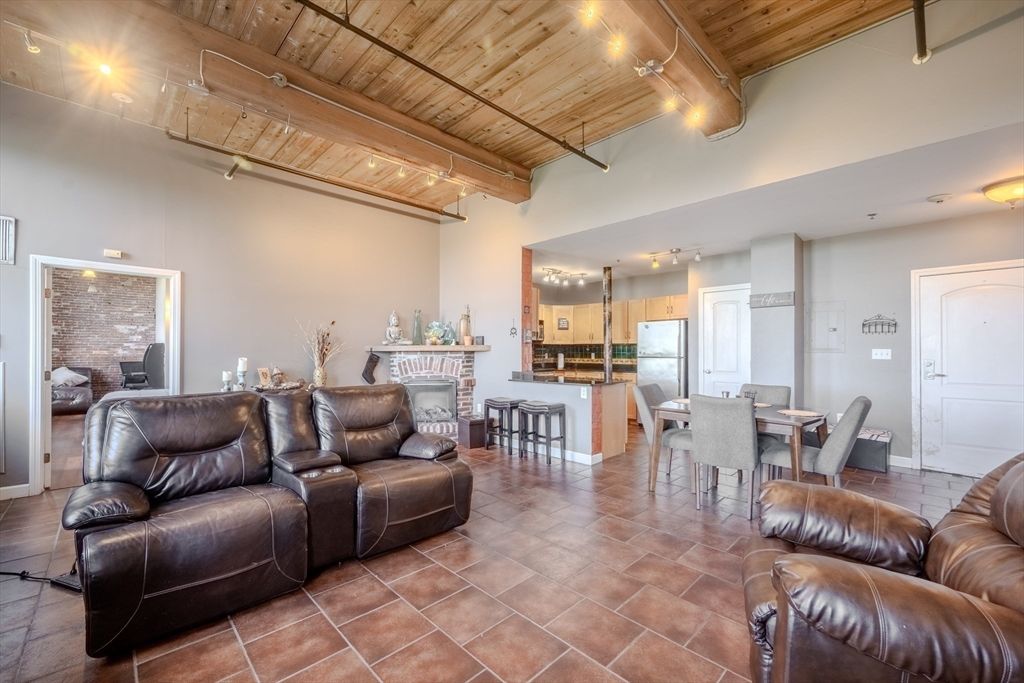 52 Lawrence Dr M408, Lowell, MA 01854