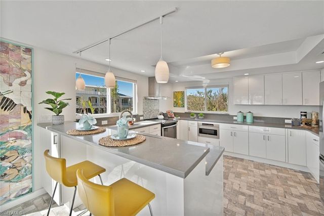 2499 Harbour LN, Sanibel, FL 33957