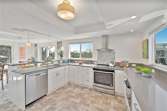 2499 Harbour LN, Sanibel, FL 33957