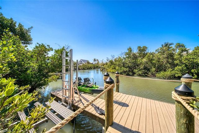 2499 Harbour LN, Sanibel, FL 33957