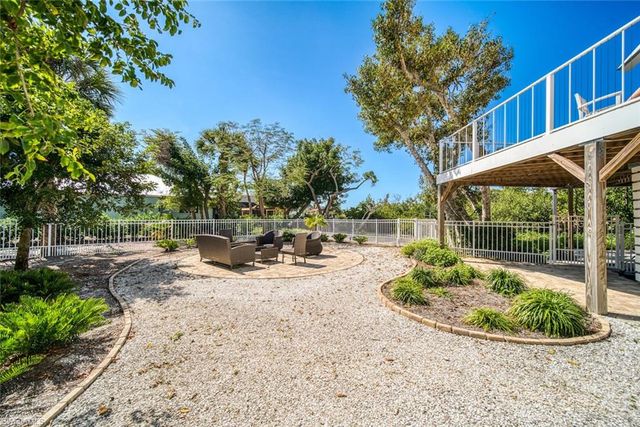 2499 Harbour LN, Sanibel, FL 33957