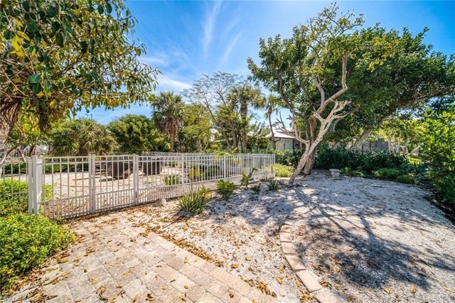 2499 Harbour LN, Sanibel, FL 33957