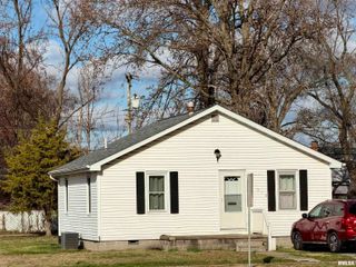 910 E McCord Street, Centralia, IL 62801