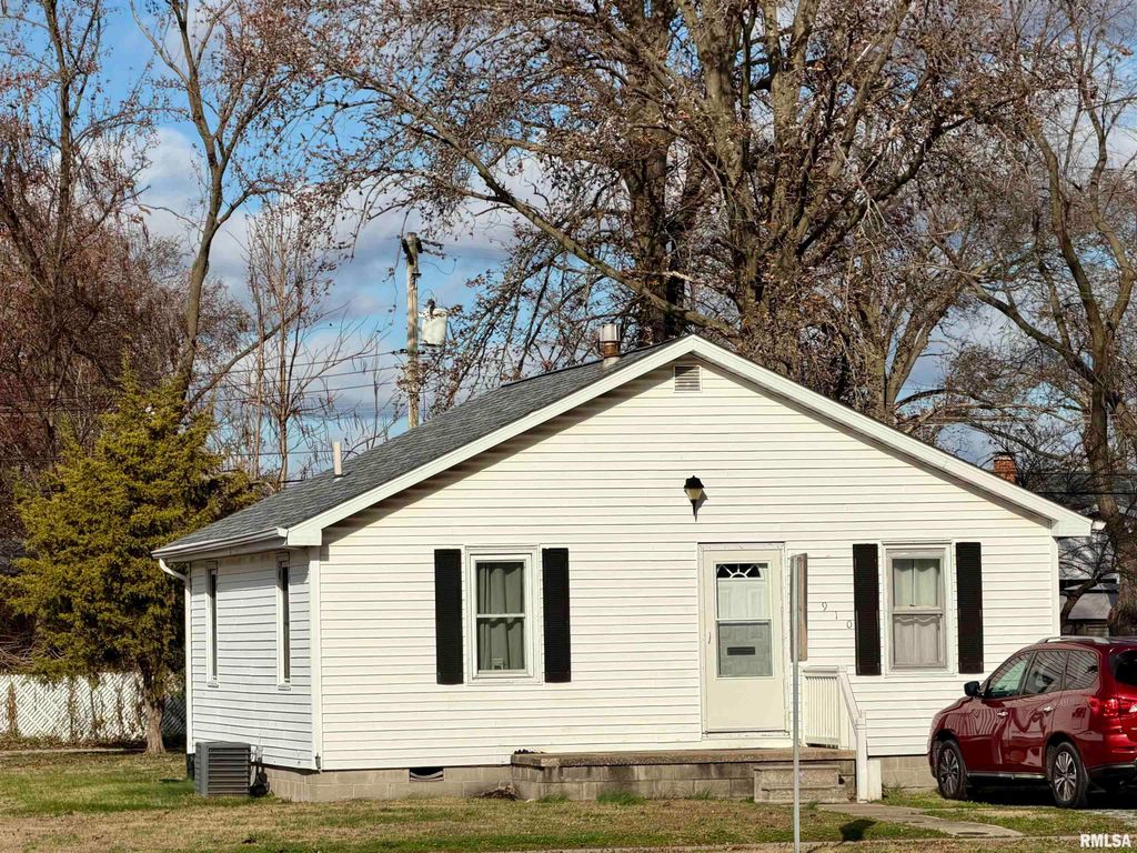 910 E McCord Street, Centralia, IL 62801