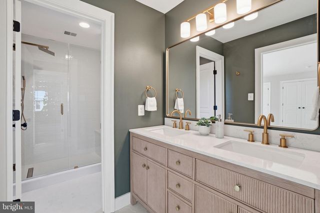 2808 JOHN MARSHALL DR, Arlington, VA 22207