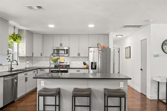 801 E HANLON STREET, Tampa, FL 33604