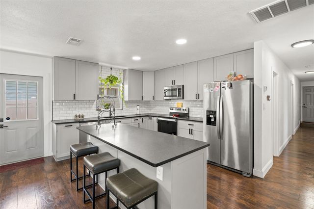 801 E HANLON STREET, Tampa, FL 33604