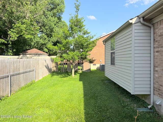 4613 Braves Ln, Louisville, KY 40272