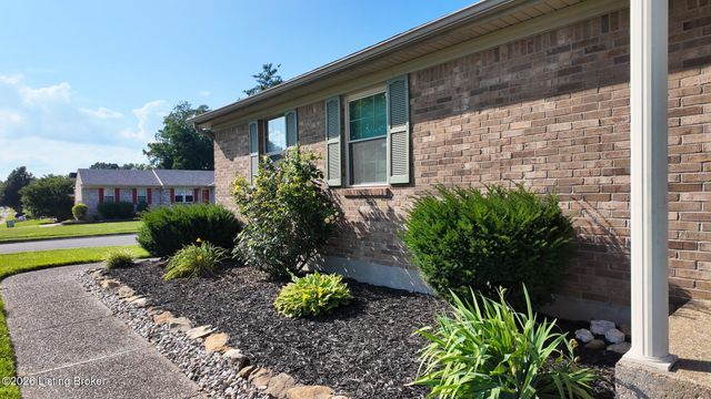 4613 Braves Ln, Louisville, KY 40272