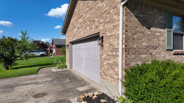 4613 Braves Ln, Louisville, KY 40272
