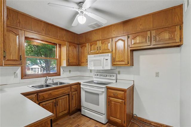 616 SW Hoke Lane, Lee's Summit, MO 64081