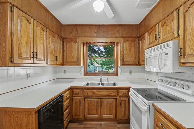 616 SW Hoke Lane, Lee's Summit, MO 64081