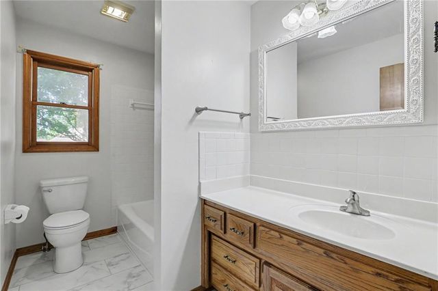 616 SW Hoke Lane, Lee's Summit, MO 64081