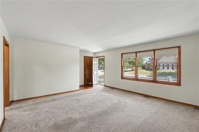 616 SW Hoke Lane, Lee's Summit, MO 64081