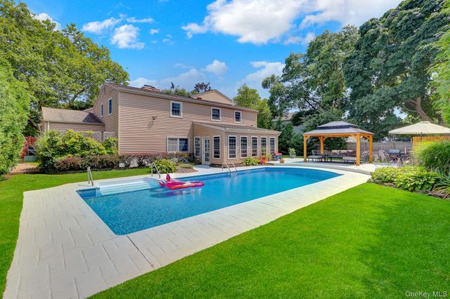 22 Larkspur Drive, West Islip, NY 11795