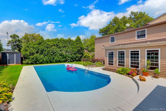 22 Larkspur Drive, West Islip, NY 11795