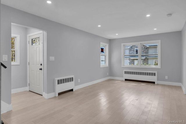 16 1st Street, Glenwood Landing, NY 11547