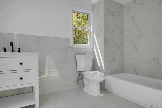 16 1st Street, Glenwood Landing, NY 11547