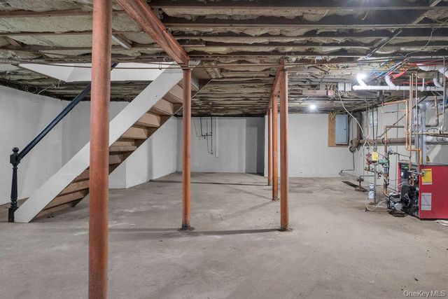 16 1st Street, Glenwood Landing, NY 11547