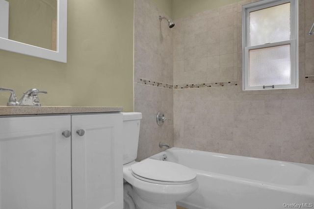 16 1st Street, Glenwood Landing, NY 11547