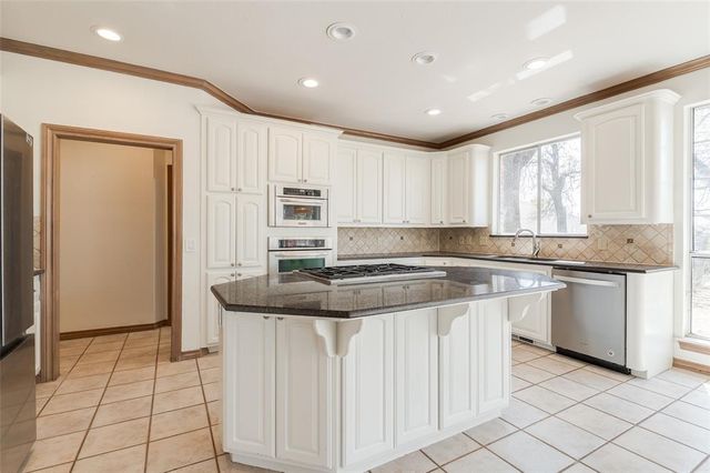 2300 Foxwood Circle, Edmond, OK 73034