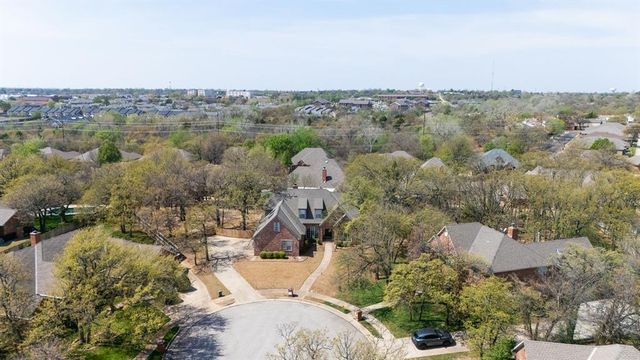 2300 Foxwood Circle, Edmond, OK 73034