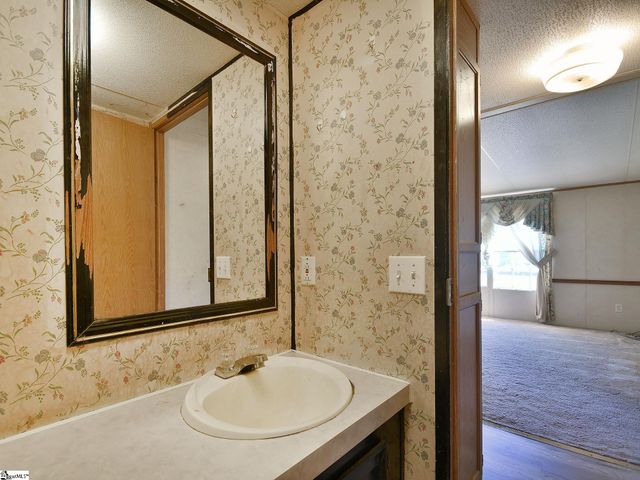 1390 1st Avenue, Starr, SC 29684
